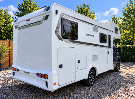 feher_weinsberg_lakoauto_napsutesben